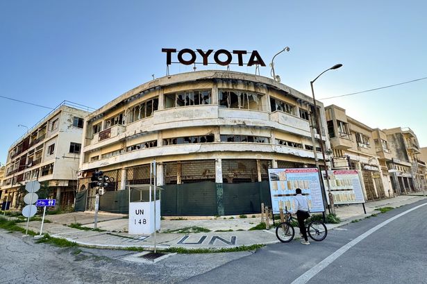   تُرى الطرق والمباني الفارغة في بلدة في Famagusta