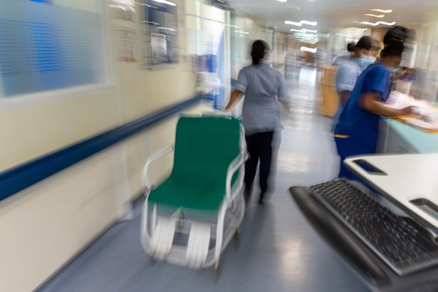 صورة ملف للموظفين في جناح مستشفى NHS