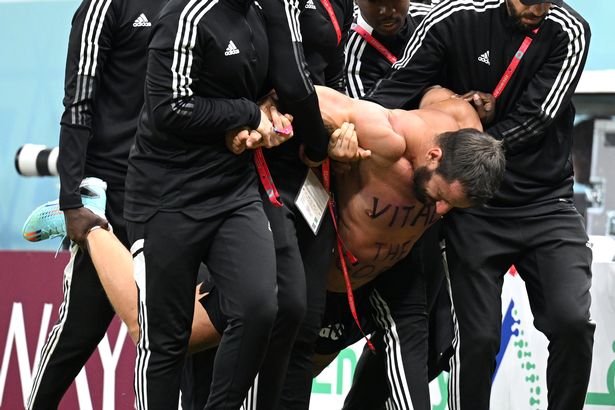 تم إلقاء القبض على غزو الملعب Vitaly Zdorovetskiy من قبل الأمن خلال نهائي كأس العالم في قطر 2022