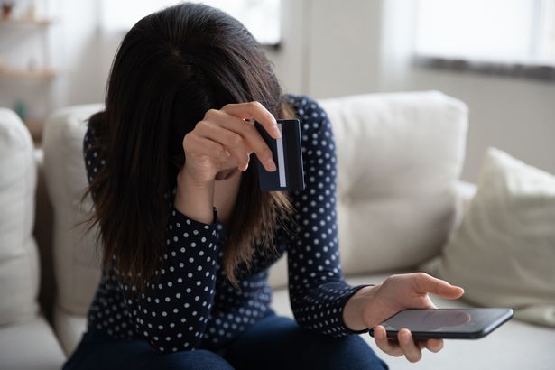 تشعر المرأة بالضيق بالتوتر التي تواجه مشاكل في الدفع على الهاتف المحمول ببطاقة ائتمان مصرفية.