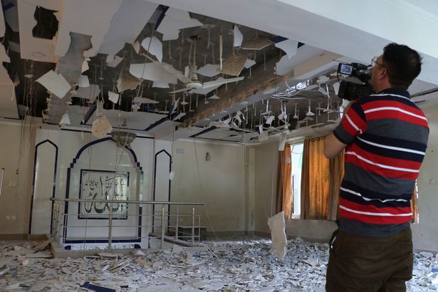 جزء من بناء المسجد تالفة بسبب هجوم الصواريخ الهندية ، في كوتلي ، باكستان التي تسيطر عليها كشمير ، 