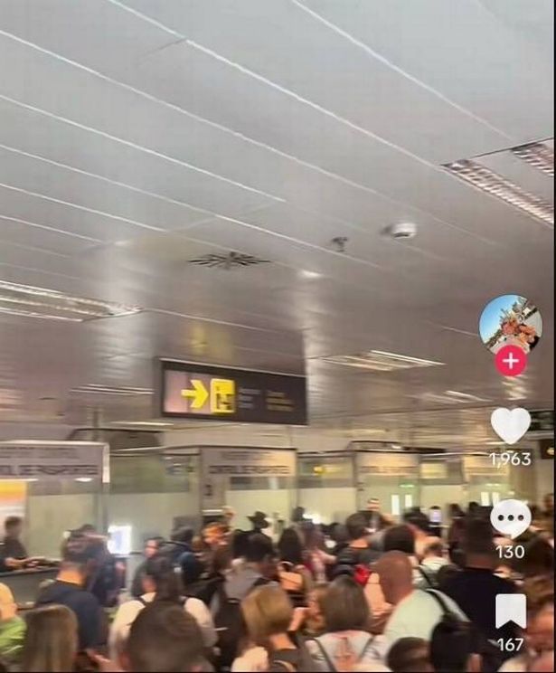 الناس يصطفون في المحطة