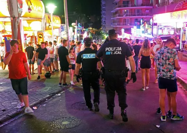 يقوم رجال الشرطة المحليون بدوريات في شارع بونتا بالينا المزدحم في منتجع ماجالوف العيد في كالفيا في جزيرة مايوركا الإسبانية في 19 يوليو 2014. وقد عانى المنتجع بين بعض السياح باسم شاغالوف ، وهو ما عانى من الصحافة السيئة على مدار الـ 12 شهرًا الماضية بعد مقطع فيديو يظهر فيه فتاة شمالية إيرلندية في سن المراهقة ، وهي تؤدي أعمال الجنس على مجموعة من الرجال خلال فترة صيف في الصيف الماضي. تقدر أن مليون بريطاني يزورون المنطقة كل عام ، حيث يجلب 800 مليون يورو (866 مليون دولار) للاقتصاد المحلي ، لكن المجلس يائس لتحسين سمعة المقصد ، حسبما ذكرت مجلة بريطانيا The Guardian. AFP Photo/Jaime Reina (يجب أن تقرأ ائتمان الصورة Jaime Reina/AFP/Getty Images)