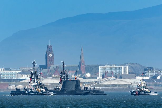 HMS Armoucer ، واحدة من الغواصات الفئة الملكية البحرية الملكية ، تترك بارو في فورنيس في كومبريا