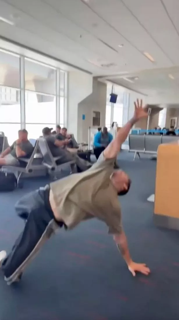 Chorepgrapher Blake McGrath يرقص في مطار في دالاس ، تكساس