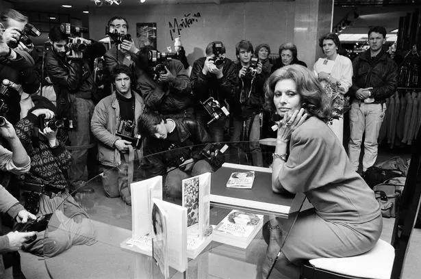 الممثلة صوفيا لورين توقيع كتابها في هارفي نيكولز في عام 1986.