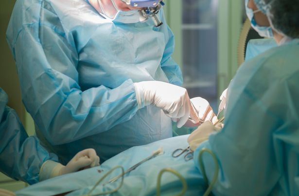 الفريق الجراحي لإجراء جراحة التجميل في غرفة العمليات في المستشفيات. زيادة الثدي في العيادة الطبية. تكبير الثدي ، تعزيز. mammaplasy