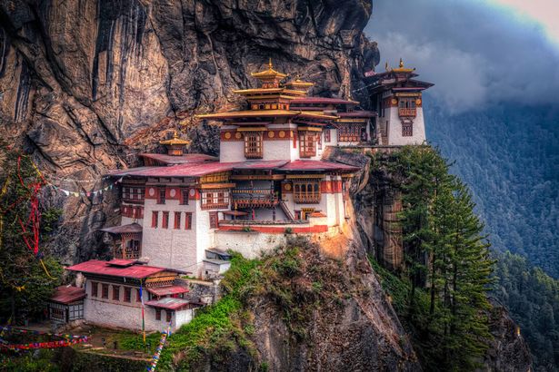 دير Taktsang Palphug ، المعروف باسم Paro Taktsang أو عش النمر. بنيت على جرف شفاف في 3،120 متر (10،240 قدم). بارو ، بوتان.