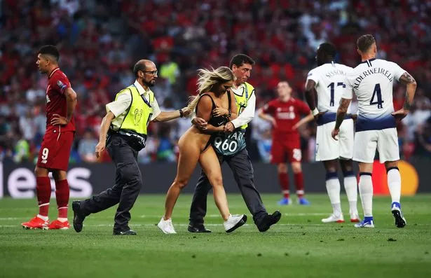 يقود كينسي ولانسكي من الملعب خلال نهائي دوري أبطال أوروبا UEFA