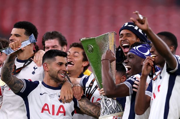 يحتفل كريستيان روميرو (أسفل اليسار) بنجاح دوري توتنهام هوتسبور في دوري أوروبا