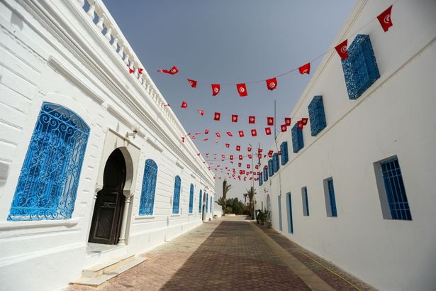 ديربا ، تونس - 24 مايو: يضيء الحجاج في كنيس غريبا في جزيرة جربا الجنوبية في تونس خلال الحج اليهودي السنوي ، في 24 مايو 2024. في غزة. (تصوير الأخبار HESAN MRAD/DEFODI عبر Getty Images)