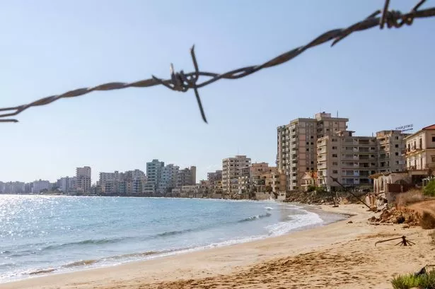 شاطئ في فاروشا ، وهي بلدة أشباح في فاماغوستا ، قبرص يشغلها الآن جيش قبرص الشمالي بعد انقلاب في عام 1974