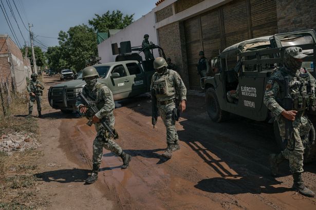 يصل أعضاء الجيش إلى مشهد حيث تم القبض على مشغل رئيسي من المستوى المتوسط ​​لإسماعيل "El Mayo" Zambada 