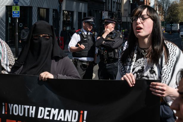 صورة للمحتجين يطلبون من الشباب الذين يحملون لافتة