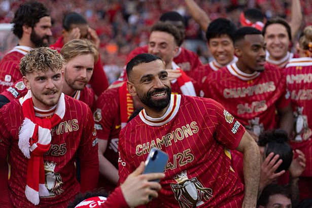 يحتفل محمد صلاح ليفربول واللاعبين بالفوز بالدوري بعد مباراة الدوري الممتاز بين ليفربول وتوتنهام هوتسبور في أنفيلد في ليفربول ، إنجلترا ، في 27 أبريل 2025.