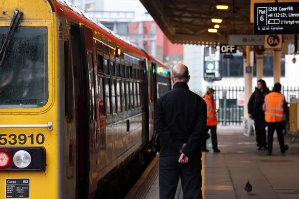 GV من القطارات والتذاكر والركاب في محطة Cardiff Central Train.
