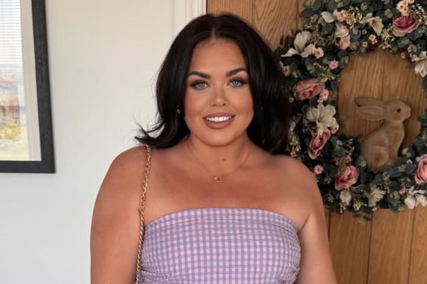 Scarlett Moffatt يرتدي الفستان الصيفي