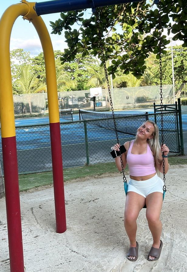 راشيل سميث على أرجوحة