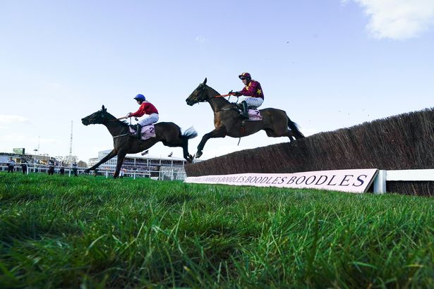 Minella Indo (يمين) مع Rachael Blackmore على Tard (يسار) في 2022 Cup Cup Gold Cup