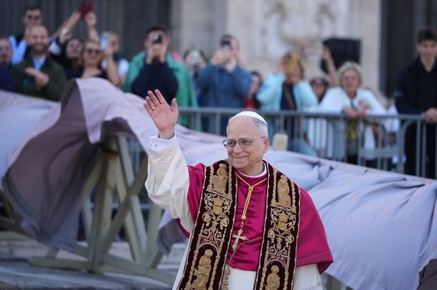 يموه البابا ليو الرابع عشر عند وصوله إلى القوس باشيليكا سانت جون لاتان 