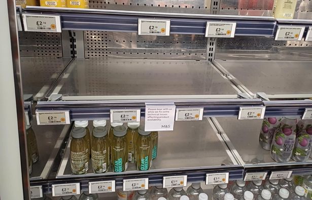 منظر للأرفف الفارغة داخل متجر Marks & Spencer