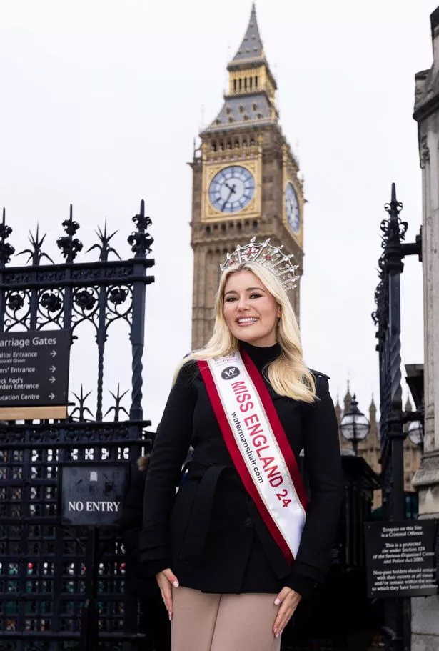 ميلا ماجي أمام بيج بن