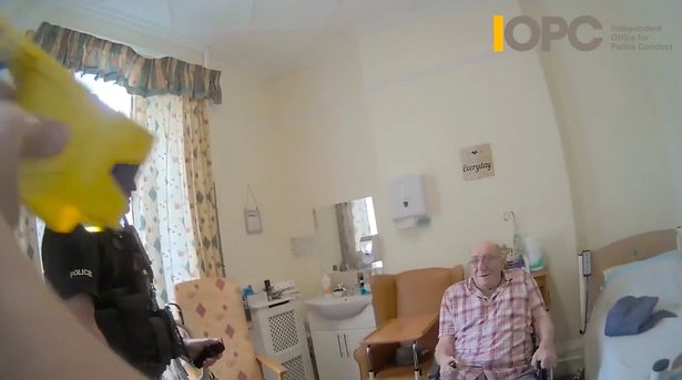 لحظة المتقاعد ذات الأرجل ، 93 ، بوحشية من قبل الشرطة بعد أن نتفى الطعام في دار الرعاية للمنزل