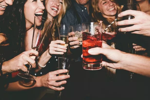 ألبوم صورة للأشخاص العشوائيين الذين يحملون نظارات المشروبات ويخبزون بعضهم البعض في ليلة في الخارج