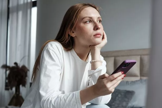 امرأة حزينة