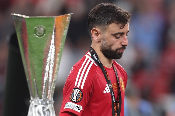بلباو ، إسبانيا - 21 مايو: يمشي برونو فرنانديز من مانشستر يونايتد عبر الكأس بميدالية المركز الثاني خلال نهائيات دوري أوروبا في UEFA 2025 بين توتنهام هوتسبور ومانشستر يونايتد في ملعب سان مامس في 21 مايو 2025 في بلباو ، إسبانيا. (تصوير روب نيويل - Camerasport عبر Getty Images)