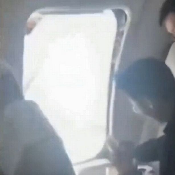 فتح شاب مخرج الطوارئ عندما دخلت الطائرة إلى الأرض 