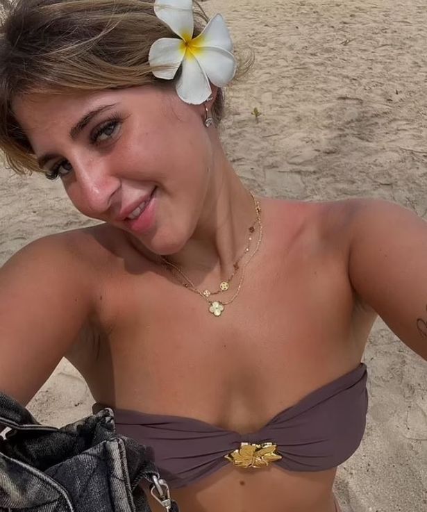 بيلا ماي كولي تأخذ صورة شخصية بيكيني