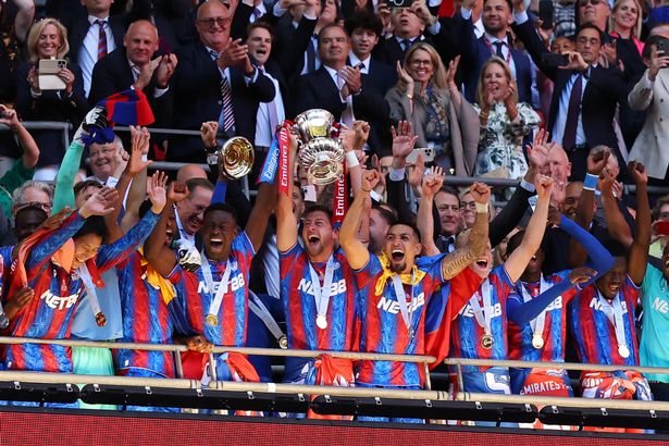 يحتفل جويل وارد وزملاؤه في فريق كريستال بالاس بالفوز بكأس الاتحاد الإنجليزي