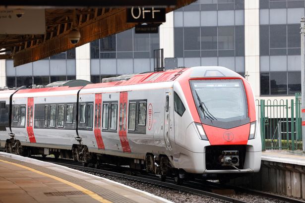 GV من القطارات والتذاكر والركاب في محطة Cardiff Central Train.