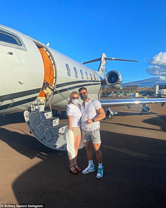بدأت الرماح في الشرب ، قبل إضاءة السجائر وتدخينها ، لكل TMZ. تم الإبلاغ عن أن هناك حاضرين