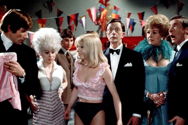 يلقي أعضاء في Carry On Again Doctor.