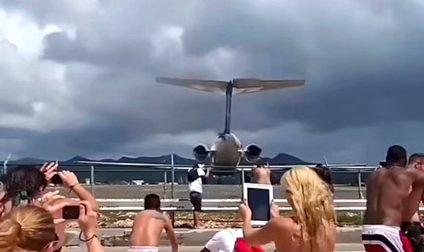 تظهر لقطات من Maho Beach في منطقة البحر الكاريبي الهولندية اللحظة التي أقلتها الطائرة فوق السياح
