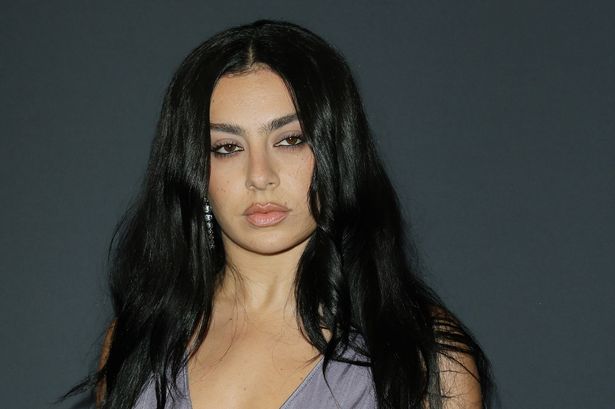 Charli XCX في حفل توزيع جوائز Kering Women in Motion 2025 وعشاء مهرجان مهرجان مهرجان مهرجان كان في مهرجان كان السينمائي السنوي الـ 78 في Place de la Castre في 18 مايو 2025 في مهرجان كان
