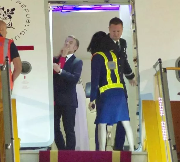 بدا أن زوجة إيمانويل ماكرون بريجيت صفعته لحظات بعد الهبوط في هانوي