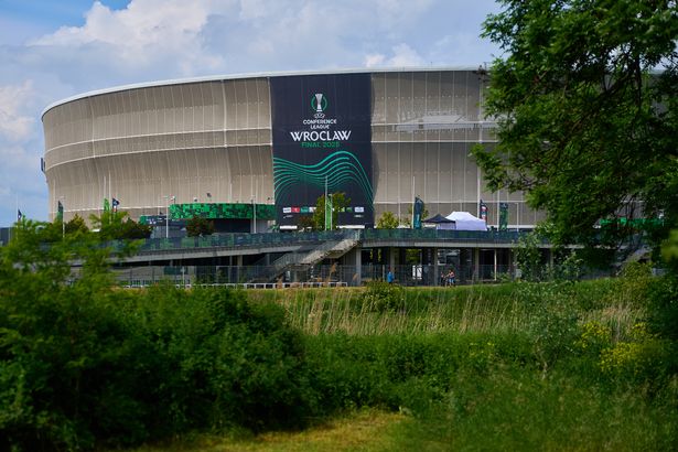 General View خارج ملعب Wroclaw قبل نهائي دوري المؤتمرات UEFA 2025