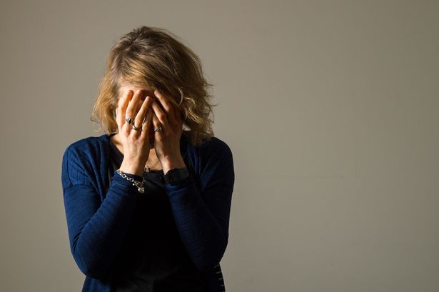 امرأة تبدو متوترة