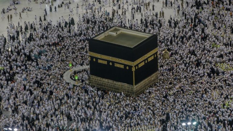 يقوم الحجاج المسلمين بتدوين تافاد إيفادها في الكعابا ، خلال الحج السنوي في اليوم الأول من عيد العيد في مكة ، المملكة العربية السعودية ، الثلاثاء ، 21 أغسطس ، 2018