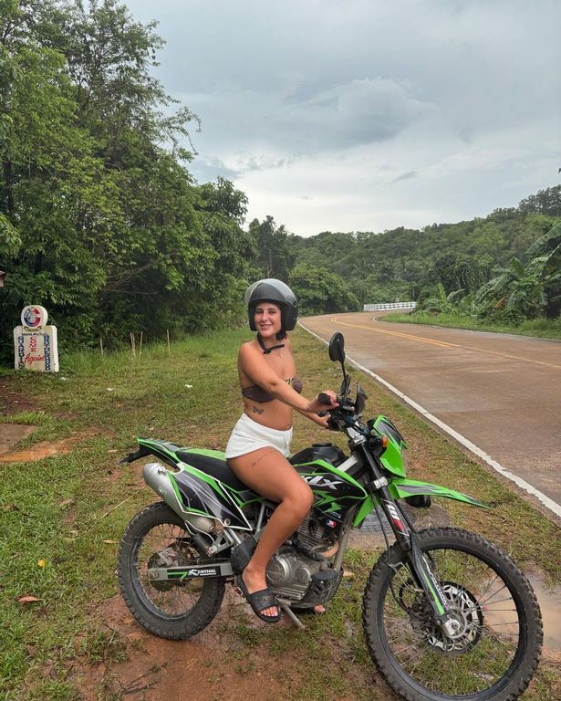 سافرت بيلا ماي كولين إلى جنوب شرق آسيا بمفردها لكنها قابلت رجل غامض هناك