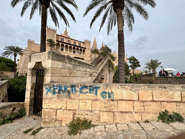 الكتابة على الجدران على الحائط