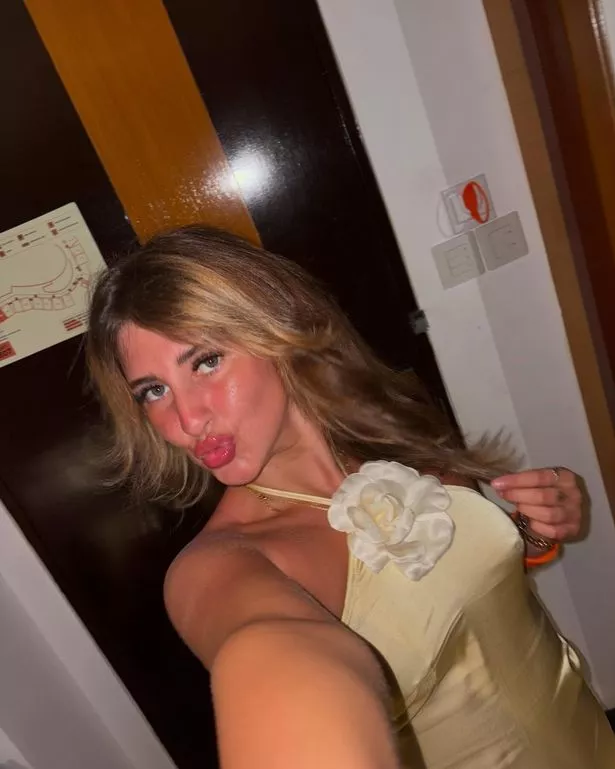 بيلا ماي كولي تأخذ صورة شخصية