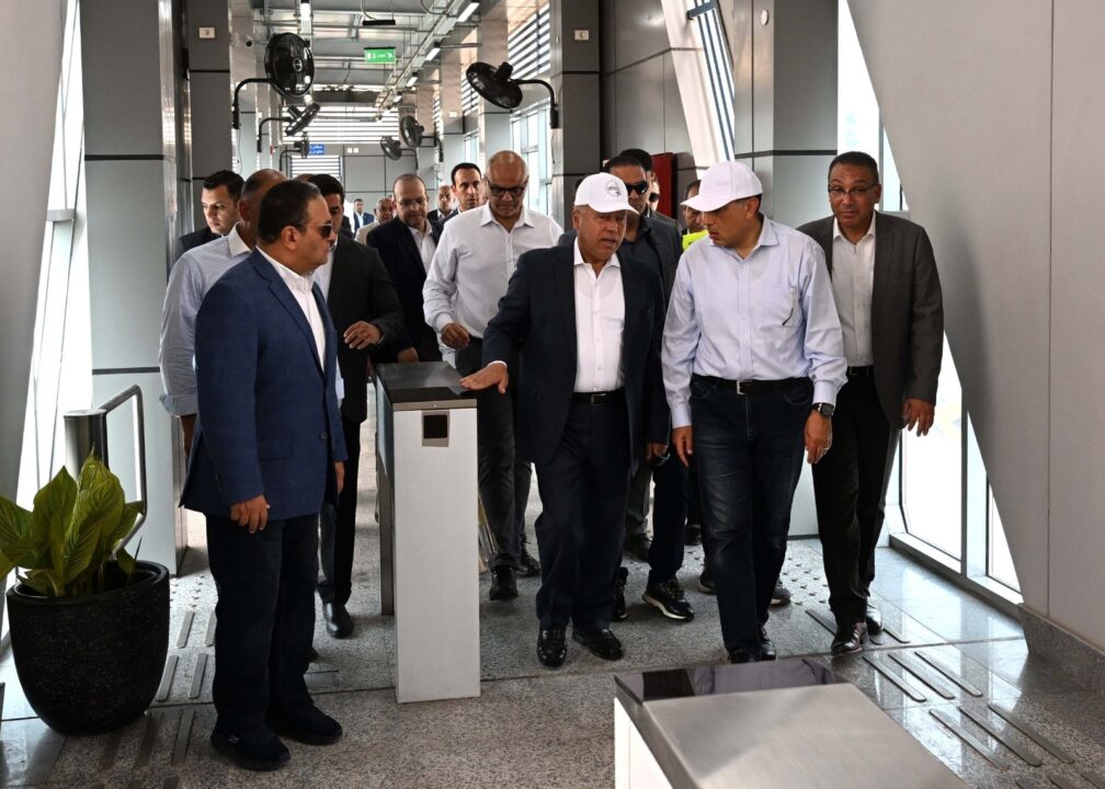 رئيس الوزراء لمستافا مابولي ، مع نائب رئيس وزراء التنمية الصناعية ووزير الصناعة والنقل كاميل الوزير ، خلال جولة تفتيش يوم السبت لتقييم التقدم والاستعداد التشغيلي للمرحلة الأولى من نظام النقل السريع في مصر (BRT)
