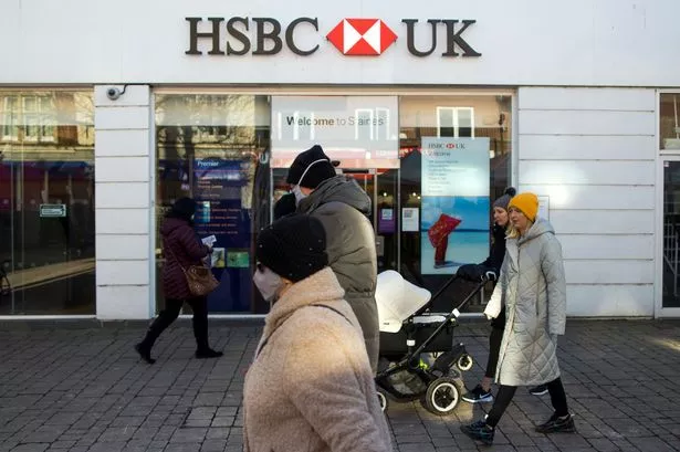 الناس يسيرون بعد فرع HSBC