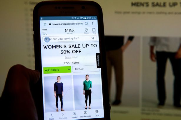 تم شل أوامر الملابس عبر الإنترنت من Marks و Spencer لمدة شهر