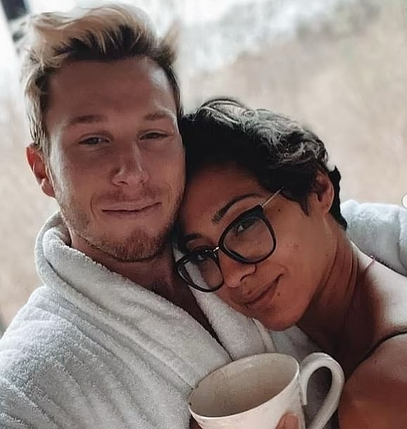 في الأصل من برايتون ، كان وين جونز يعيش في سيدني عندما بدأ في متابعة كارين على Instagram