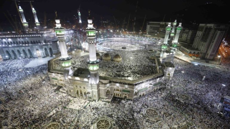الحجاج المسلمين يصلون حول الكعابا المقدسة في المسجد الكبير ، خلال الحج الحج السنوي في مكة
